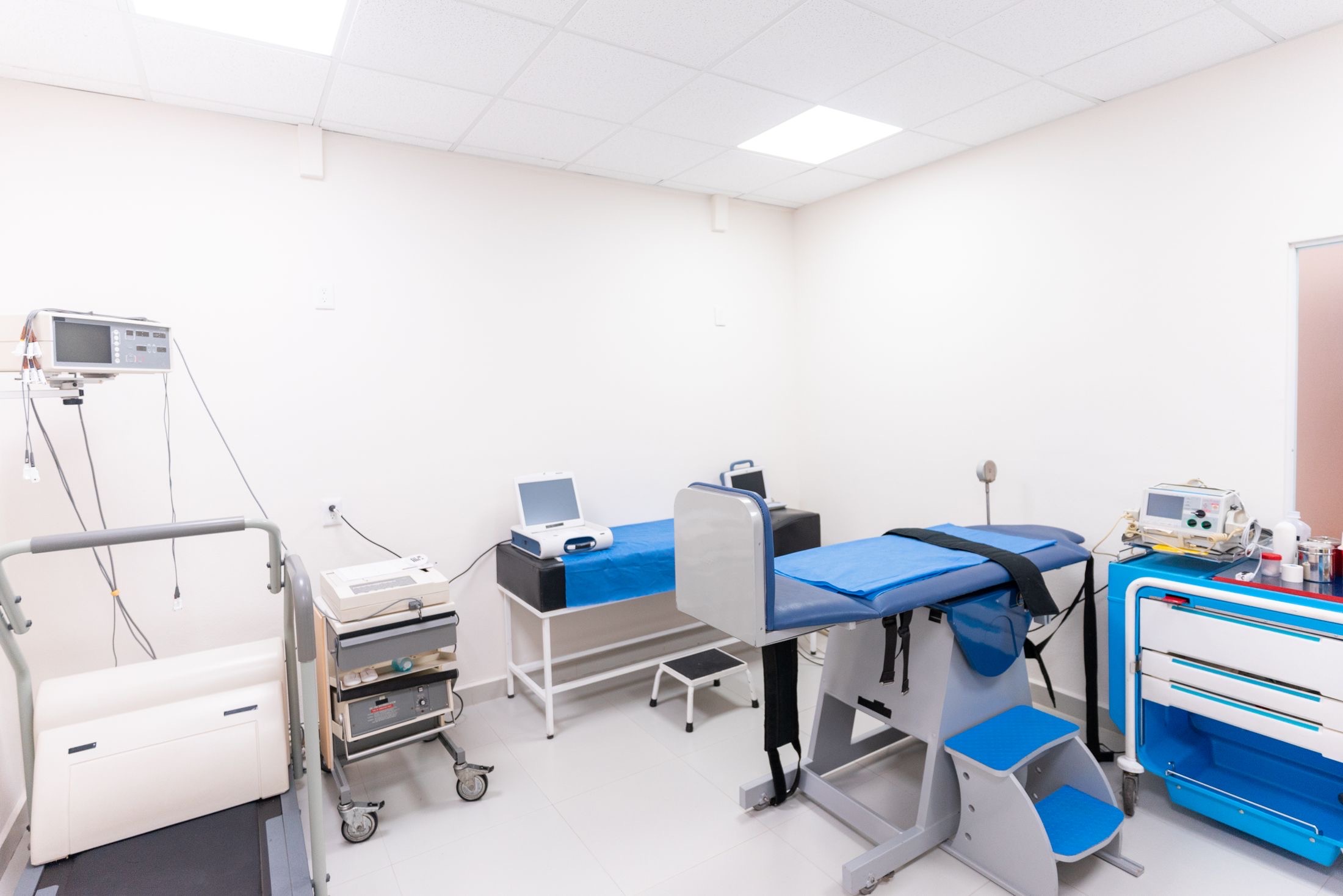 Ambulatorio medico luminoso con attrezzature